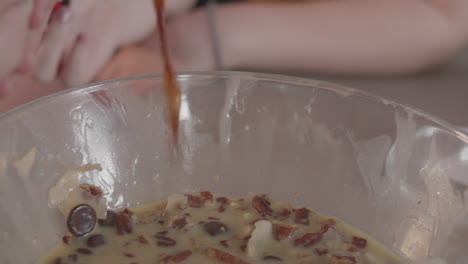 Hinzufügen-Von-Vanille-Zu-Einem-Kuchen--Oder-Kuchenteig