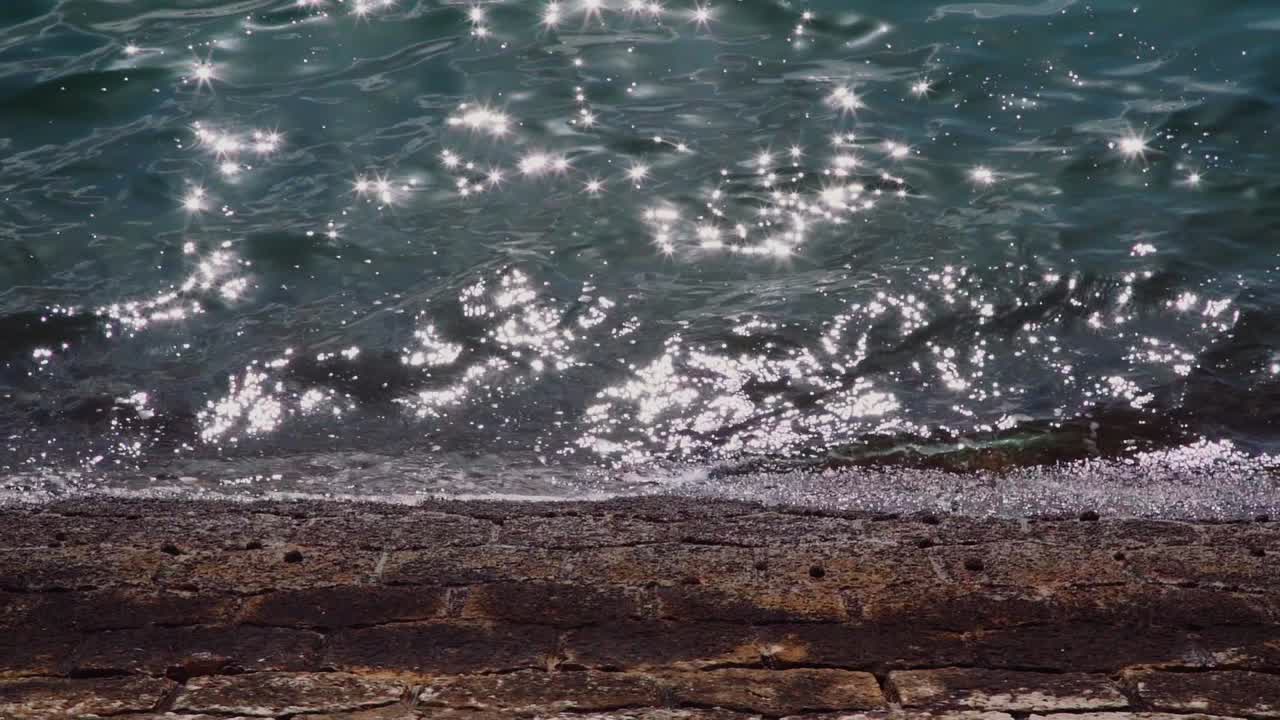 슬로우 모션: 기울어진 벽에 부딪히는 파도