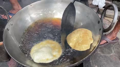 Chole-Bhature-Old-Delhi-Comida-Callejera-Frita-En-Una-Tienda-Local-Al-Borde-De-La-Carretera-En-India