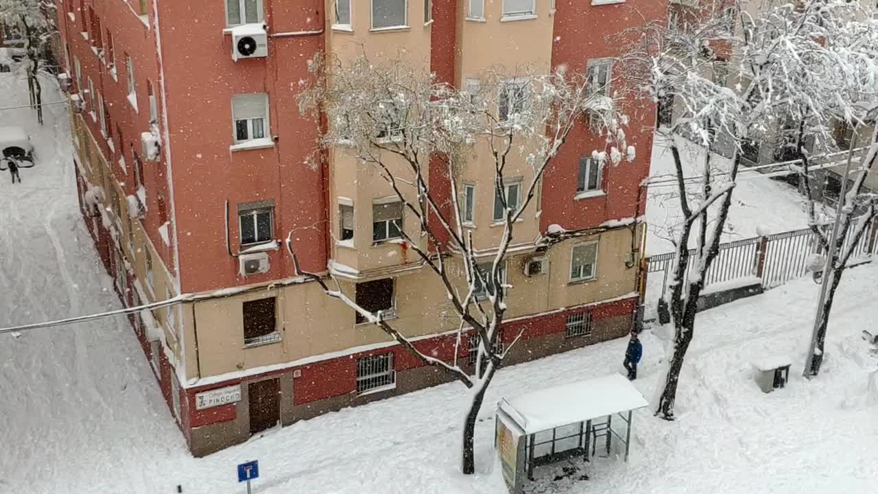 창문에서 본 마드리드의 눈이 많이 내리는 거리