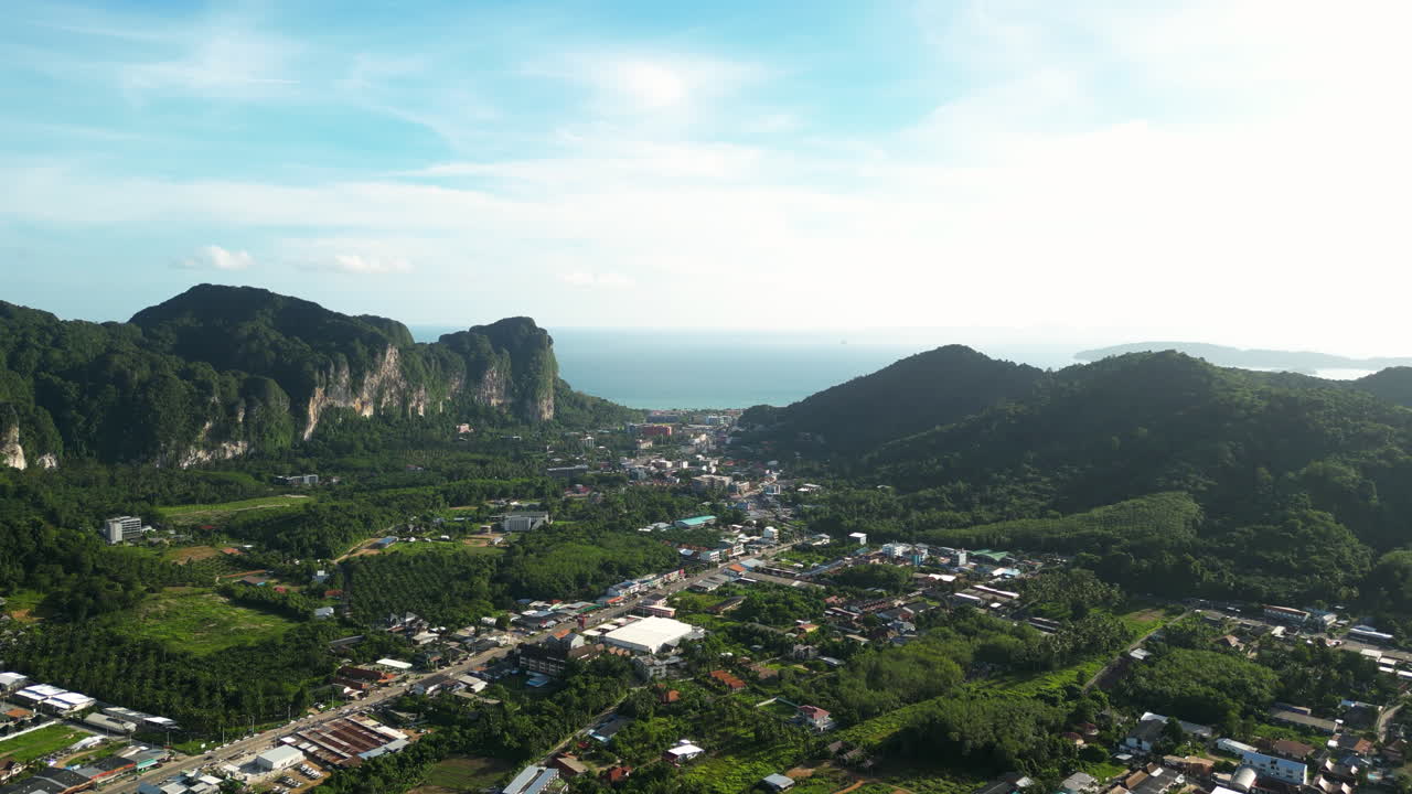 aérea sobre la costa de ao nang, distrito de krabi, tailandia