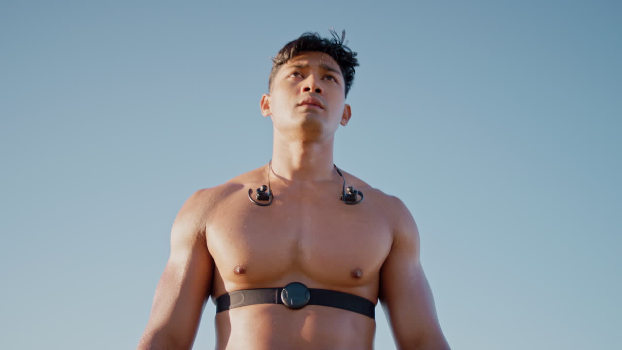 cansado, respirando y en forma de un hombre asiático