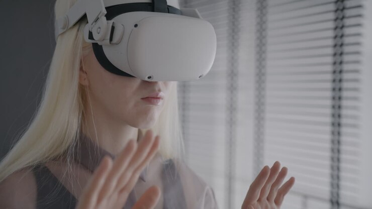 Женщина испытывает виртуальную реальность