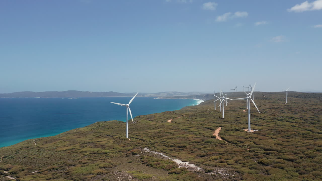 호주 알바니에 있는 풍력 터빈의 공중 전망 - 상승, 드론 샷
