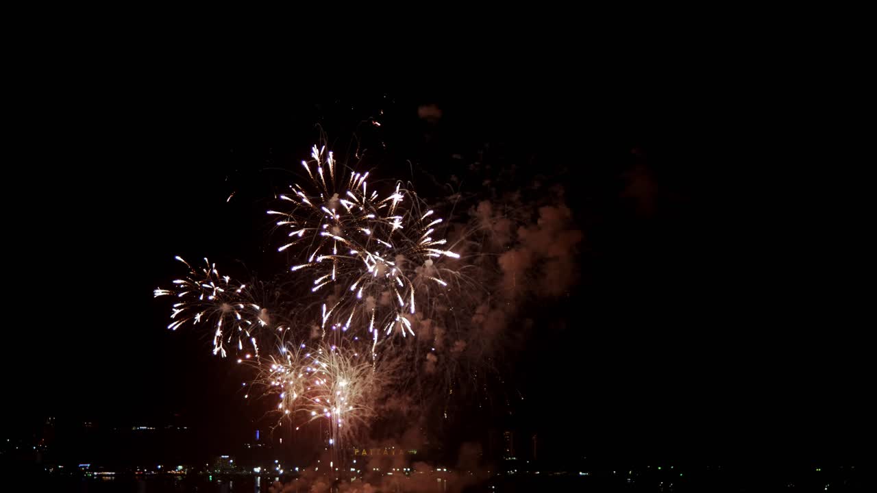 fuegos artificiales reales que explotan el relleno del marco de celebración y el bucle sin problemas desenfoque abstracto luces bokeh en el cielo nocturno con el festival de espectáculo de fuegos artificiales que brillan intensamente
