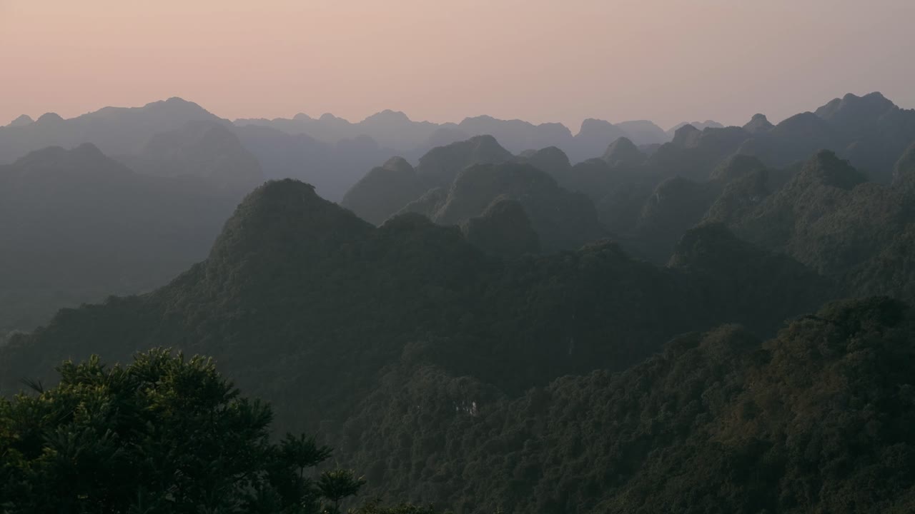 베트남의 카트바 섬의 바위와 산의 공중 사진