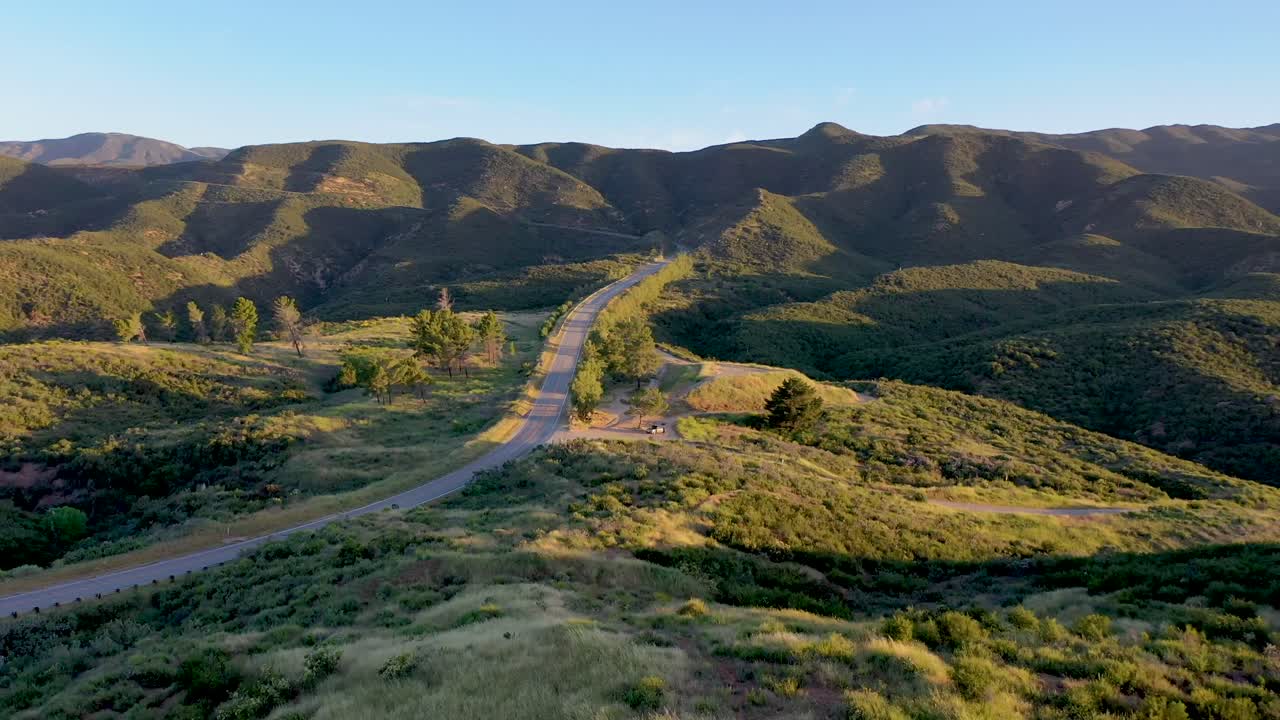 imágenes de drones tomadas cerca de lake hughes road en castaic, california