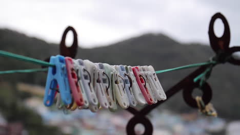 한국 부산 마을에 걸려있는 옷 핀