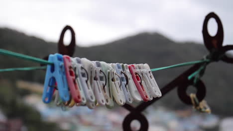 alfileres de ropa colgando sobre la aldea en busan, corea del sur