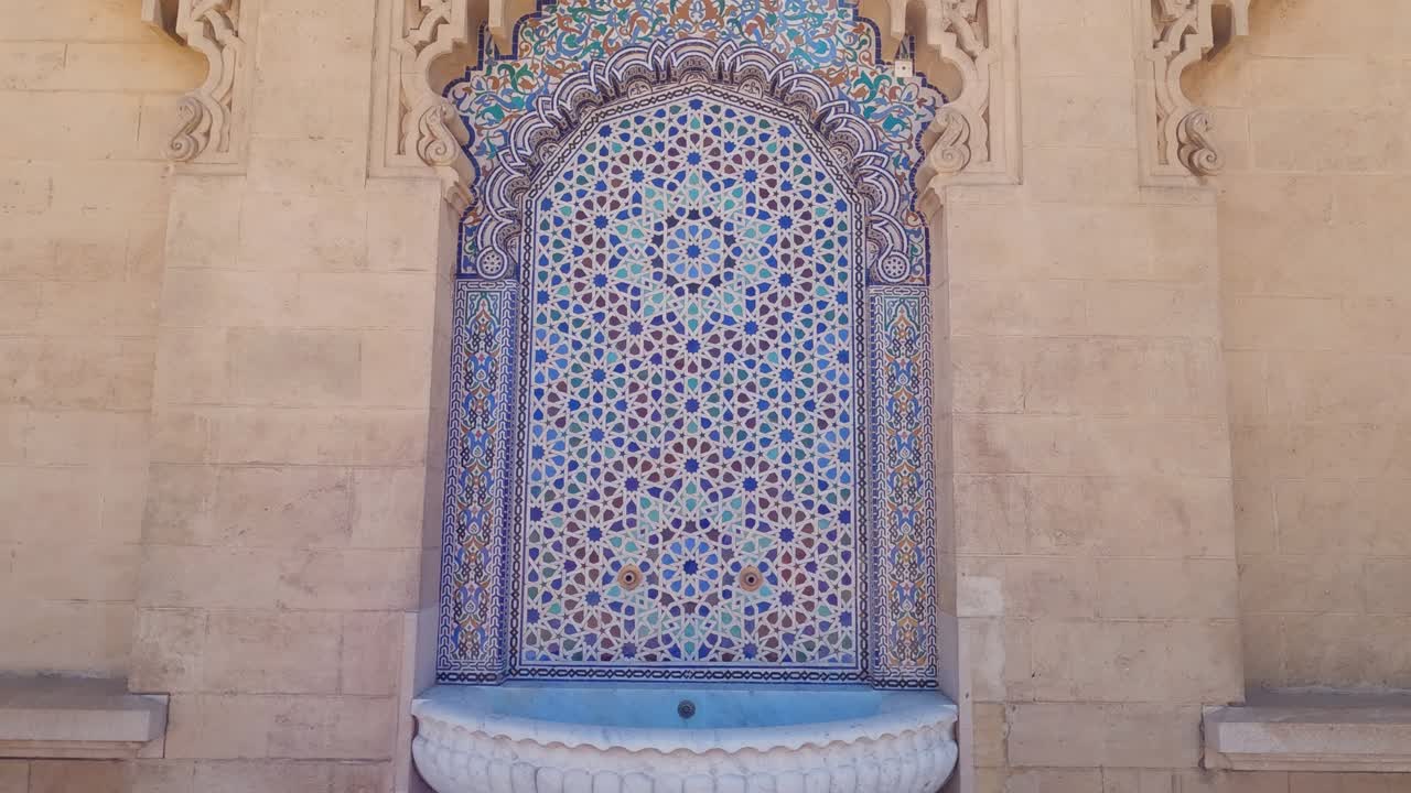 inclinarse hacia abajo revela una fuente intrincada en la mezquita de al hassan en rabat, marruecos