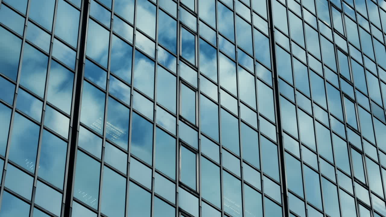 las paredes modernas están hechas de vidrio y acero con reflejos del cielo azul.