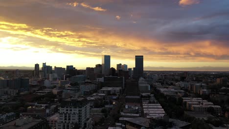 Imágenes-Aéreas-Dinámicas-A-La-Deriva-De-La-Puesta-De-Sol-Sobre-Capitol-Hill-En-Denver,-Colorado