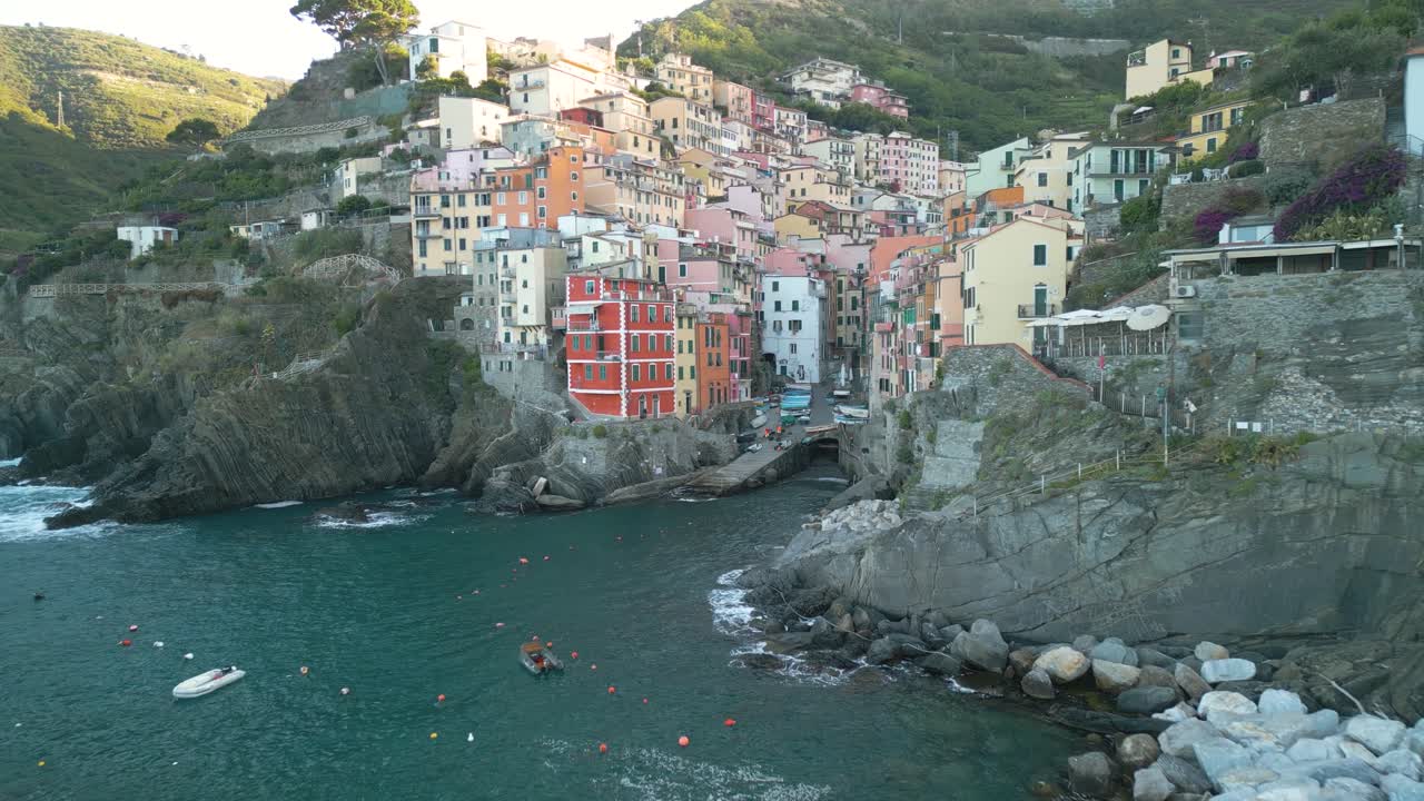 Vol de drone cinématographique au-dessus de la ville de Riomaggiore dans les Cinque Terre, Italie