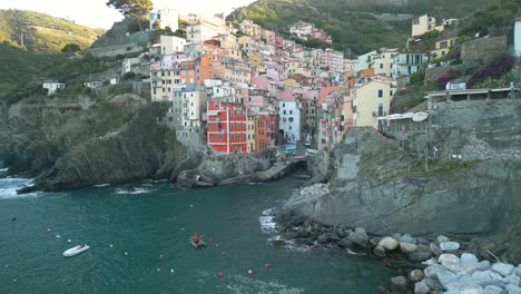 Vuelo-Cinematográfico-De-Drones-Sobre-La-Ciudad-De-Riomaggiore-En-Cinque-Terre,-Italia