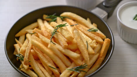 patatas fritas o papas fritas con crema agria y ketchup