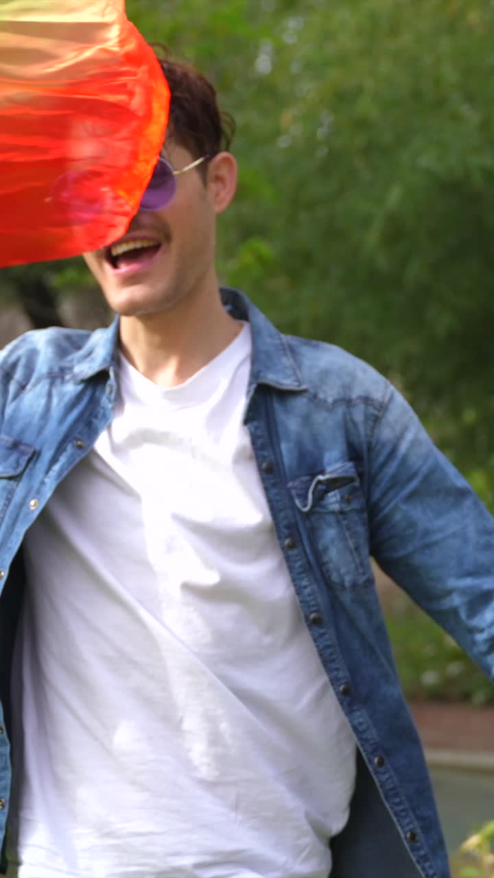 hombre con bandera arco iris