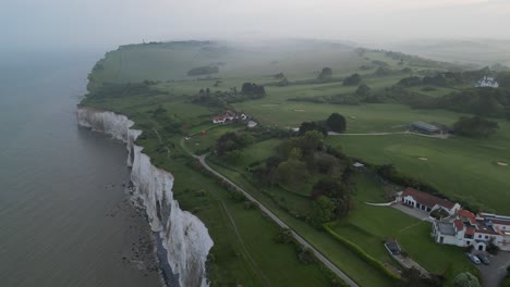 Kingsdown,-Kent,-Großbritannien,-Auf-Einer-Klippe,-Beherbergt-Einen-Nebligen-Morgen,-Drohne,-Luftaufnahmen