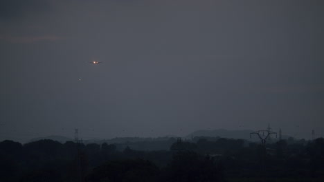 Flugzeuglandung-In-Der-Dämmerung