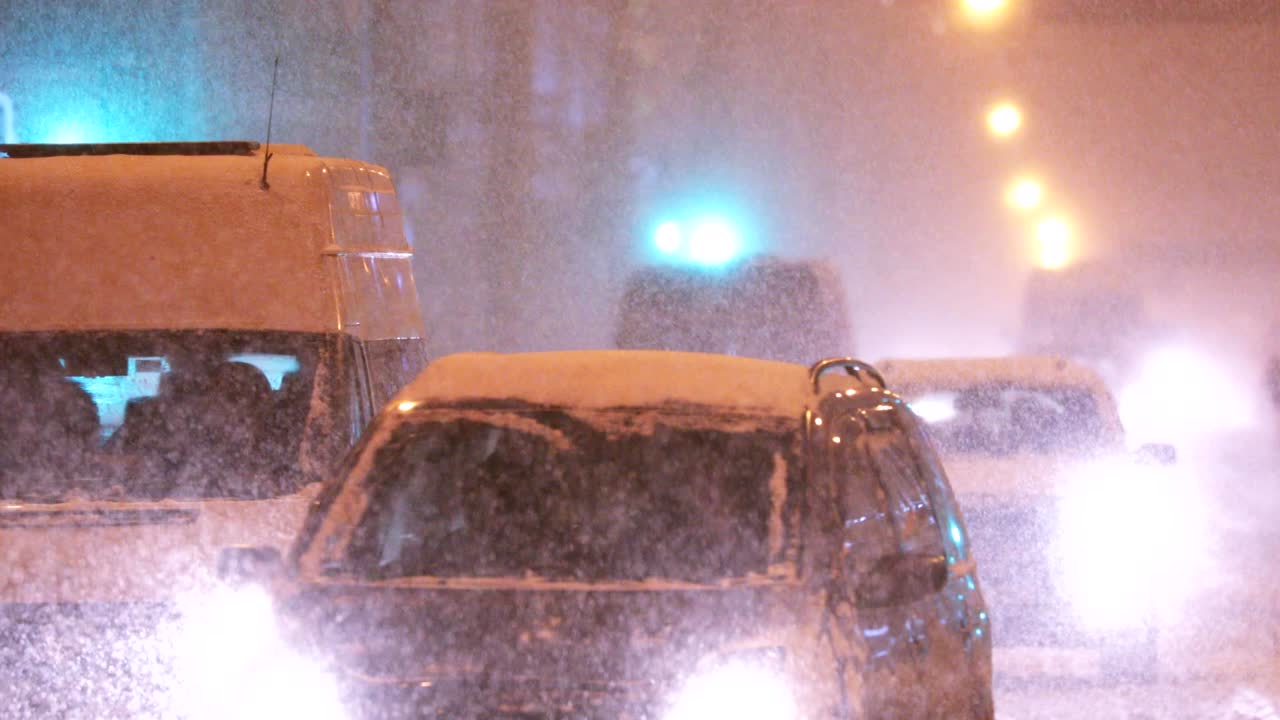 tráfico de la ciudad en invierno nieve tormenta de nieve por la noche o por la noche