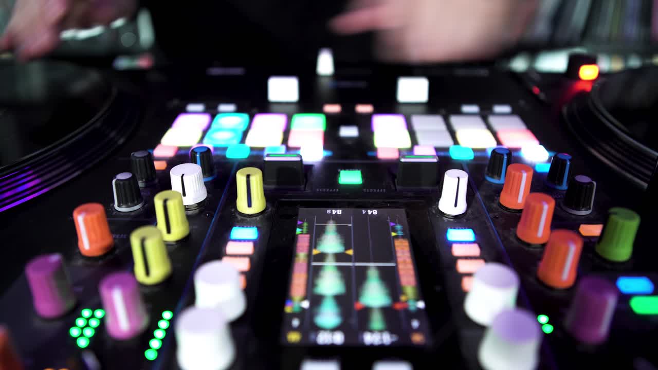 나이트클럽에서 dj 세트업