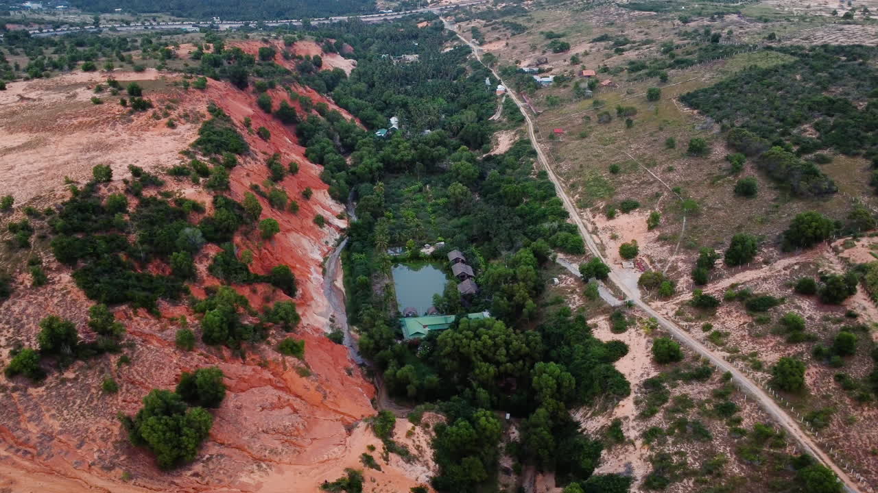 una vista aérea de las dunas de arena roja y un "arroyo de hadas", que son destinos turísticos muy populares en el sur de vietnam