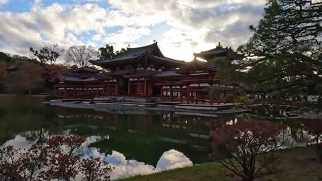 el hermoso byodon en el templo de uji, japón.