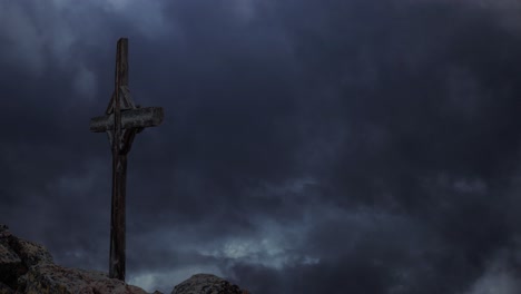 cruz con fondo de tormenta en el cielo