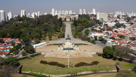 vista aérea del parque de la independencia en são paulo con el museo ipiranga en restauración para su reapertura debido a la celebración del bicentenario de la independencia de brasil en 2022