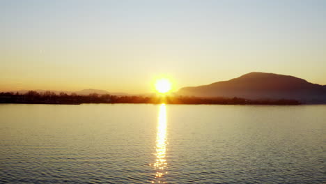 Puesta-De-Sol-Sobre-El-Lago-Iseo-Italia-Filmada-En-Dji-Mavic-Pro-2-10-Bit-4:2:2