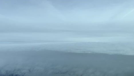 Eine-Fantastische-Pilotenperspektive:-Flug-Durch-Einen-Himmel-Voller-Schneewolken-An-Einem-Kalten-Wintertag,-12.000-M-Hoch