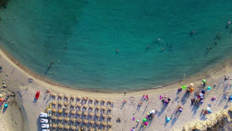 Overhead-Drohnenaufnahme-Des-Strandes-Von-Punta-Molentis-Mit-Schwimmenden-Und-Sonnenbadenden-Touristen,-Villasimius,-Südsardinien,-Italien