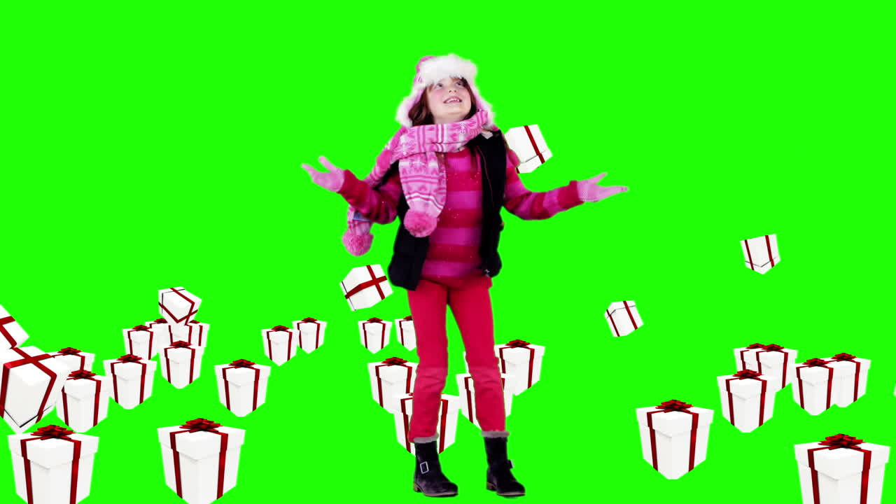 niña festiva bajo regalos de navidad que caen