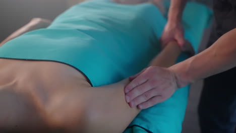 mujer recibiendo un masaje