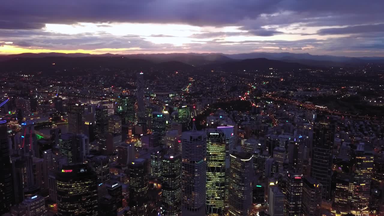 rápido movimiento aéreo timelapse hiperlapso de una ciudad moderna con edificios altos por el río al atardecer