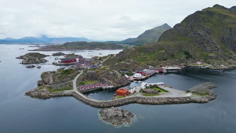 Pueblo-Pesquero-De-Mortsund-En-Las-Islas-Lofoten,-Noruega---Círculos-Aéreos-4k