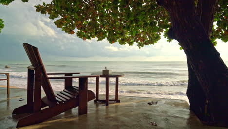 Silla-De-Madera-Vacía-Con-Fondo-De-Mar-De-Playa