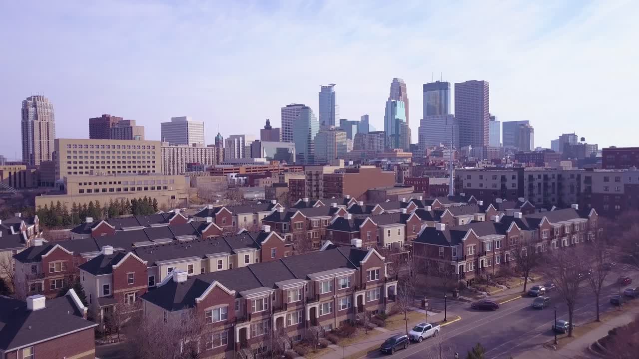 미니애폴리스 미네소타를 향해 교외 주택 위로 날아가는 아름다운 공중