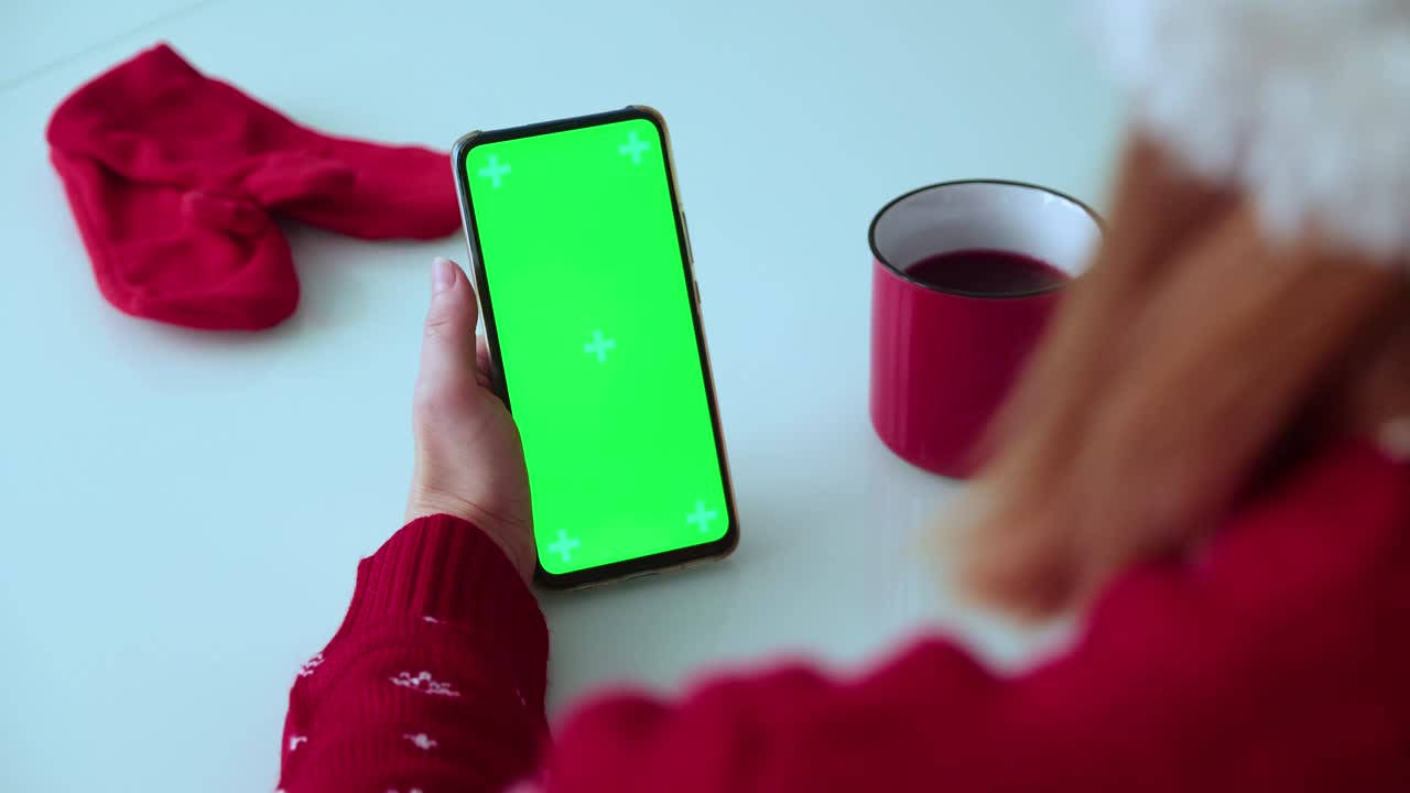 pantalla verde pnone en las manos. tiempo de navidad