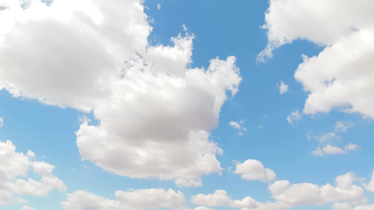 푸른 하늘 위의 하 구름의 루프 시간 스 움직임, 자유