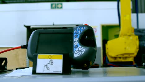primer plano del control remoto robótico en el almacén 4k