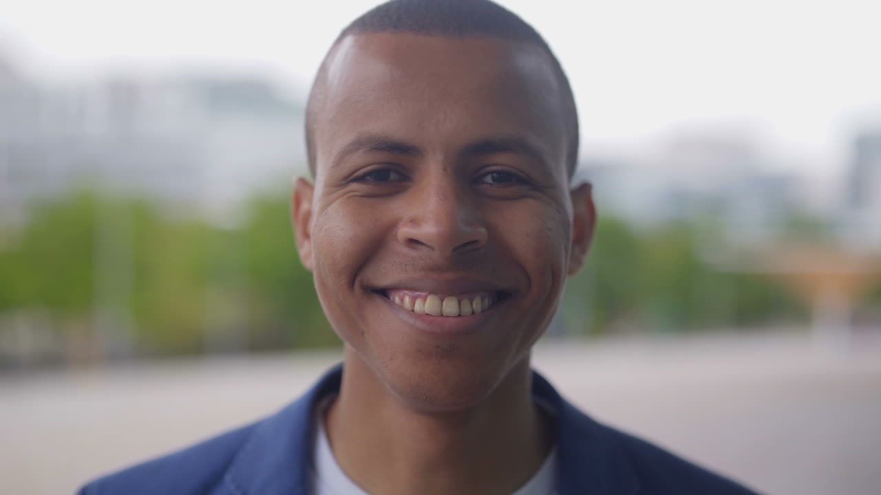 hombre afroamericano feliz mirando a la cámara.