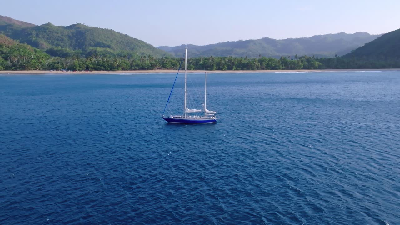 파란 카리브 해 에 움직이는 항해 보트 의 공중 추적  ⁇ 트 와 함께 배경 에 사마나 의 아름다운 산 들
