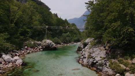 Eine-Wunderschöne-Drohnenaufnahme-Des-Flusses-Soča-In-Slowenien