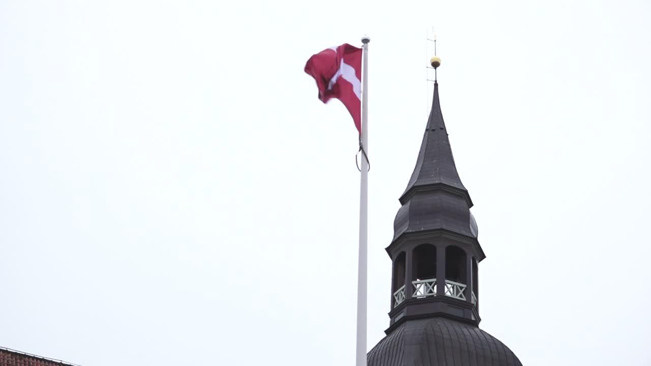 Letlands flag på helligdage