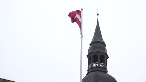 Lettische-Flagge-An-Feiertagen