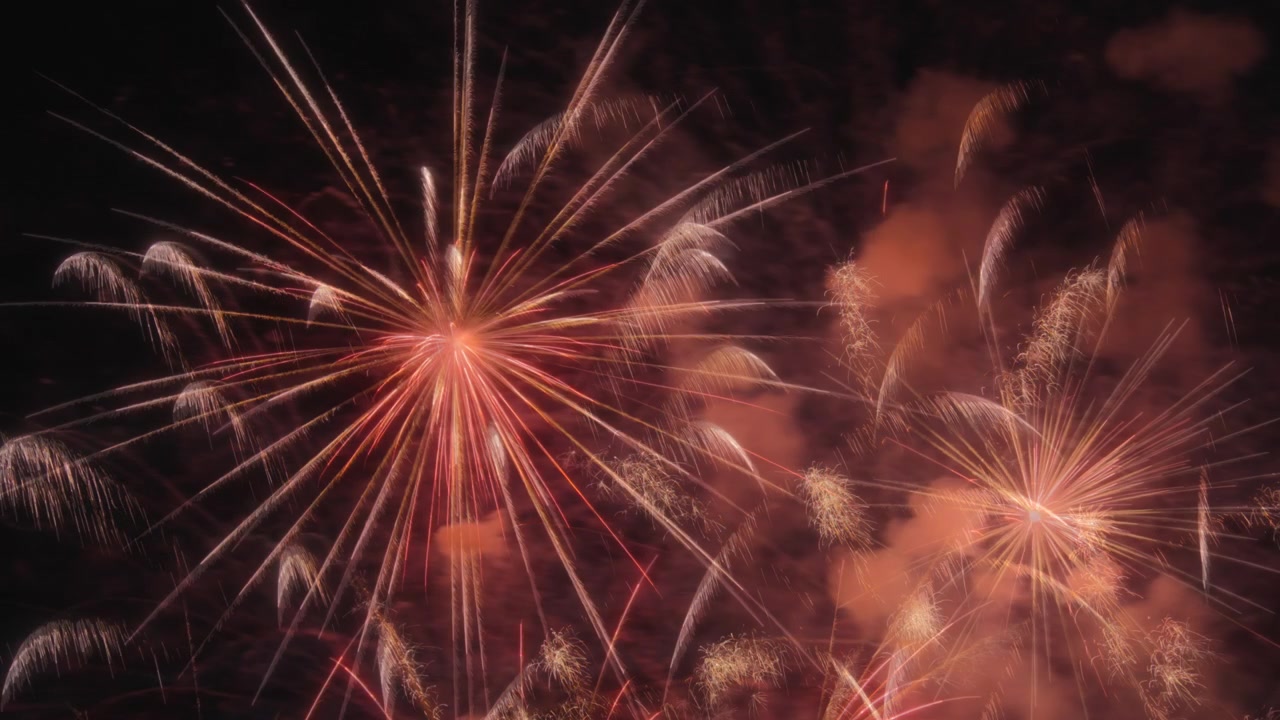 Primo piano astratto di fuochi d'artificio che esplodono di notte. Lunga esposizione.