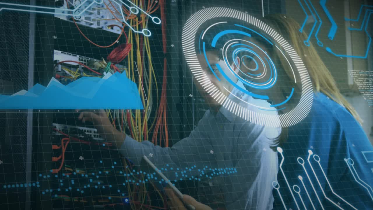 animación del procesamiento de datos sobre ingenieros caucásicos hombres y mujeres que trabajan en la sala de servidores