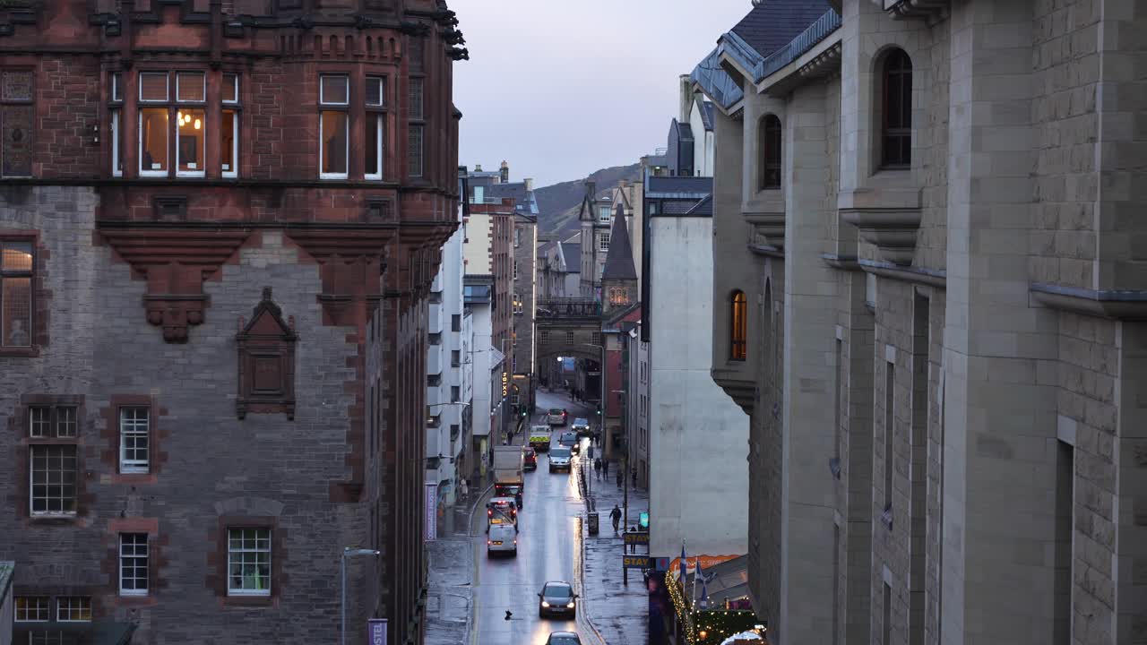 Strada stretta a Edimburgo con edifici antichi.