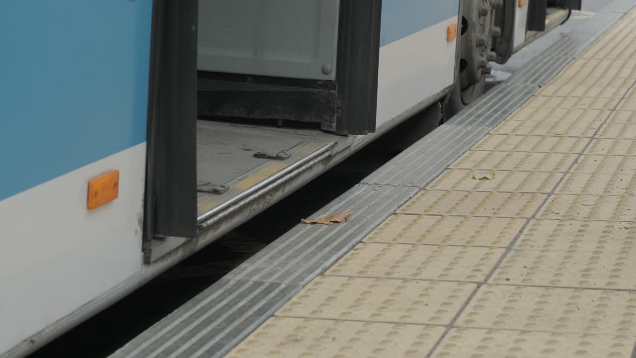 버스 정류장에서 체어에 앉아 있는 여자 가 버스 에 들어간다