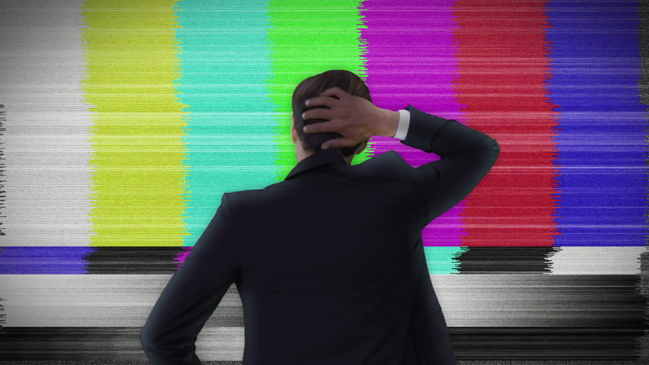 hombre de negocios mirando la televisión estática